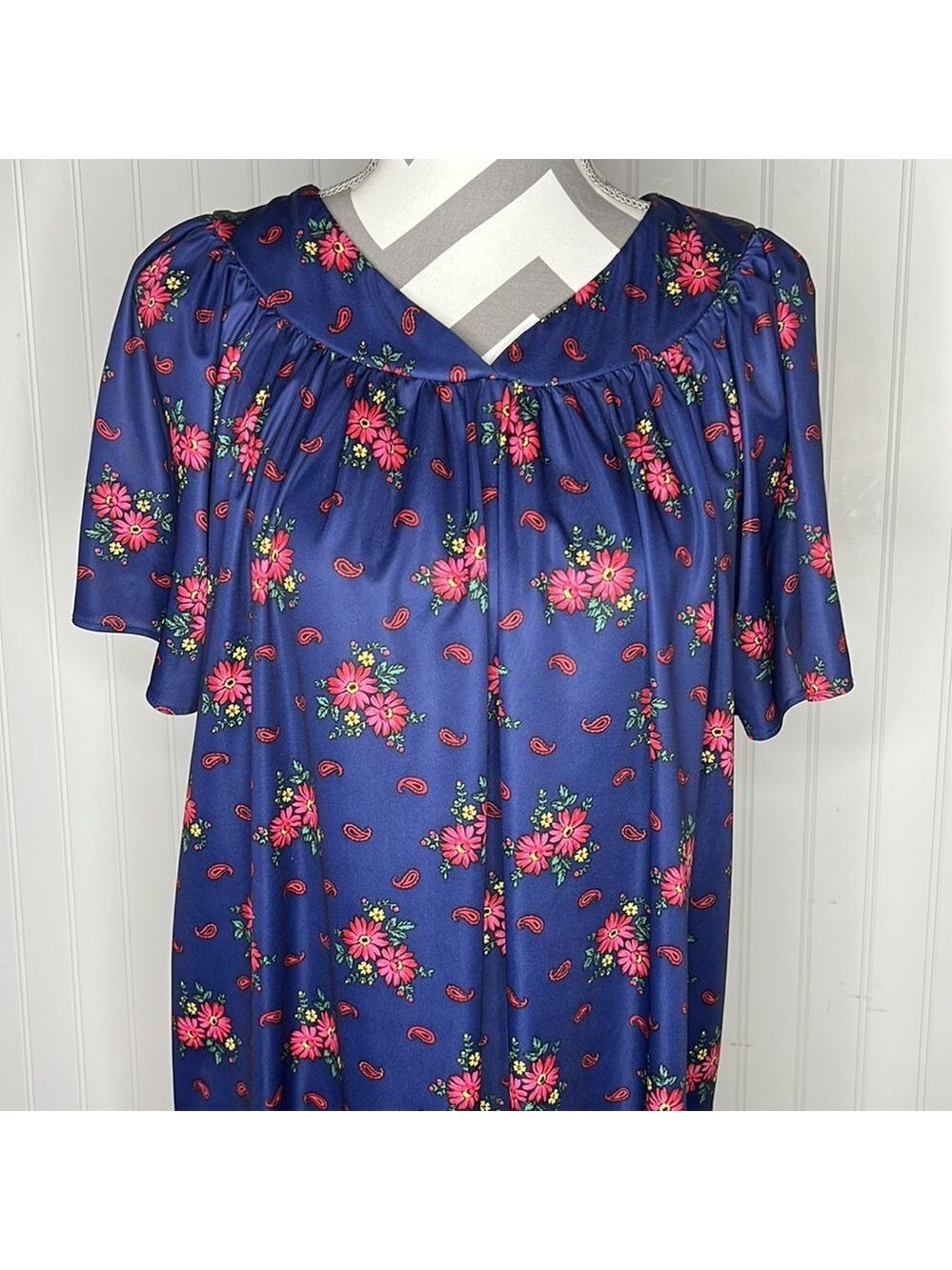 Vintage Granny Gown Size Small/Medium - Picture 2 of 9